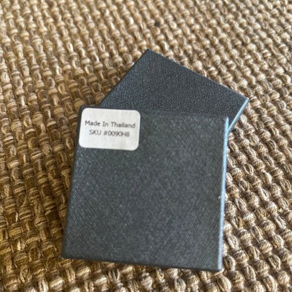 Green earrings with rhinestones new in the box - Picture 6 of 9